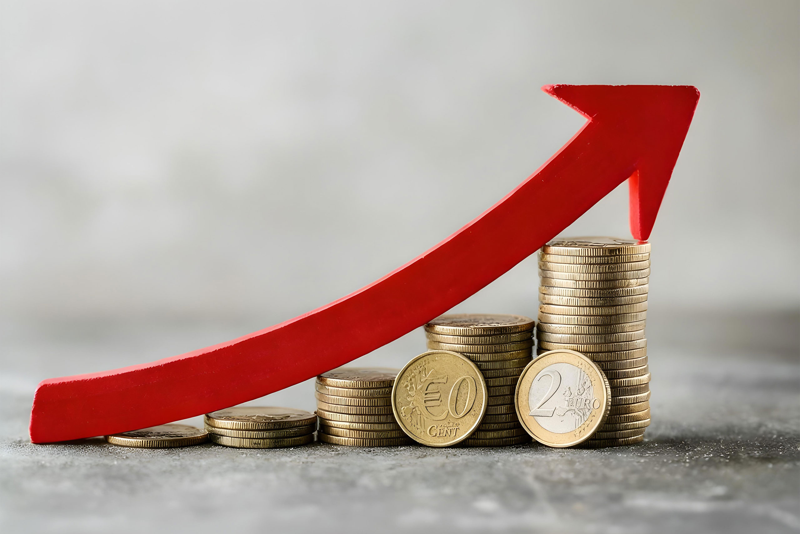 Roter Pfeil der über gestapelten Münzen nach oben zeigt.
