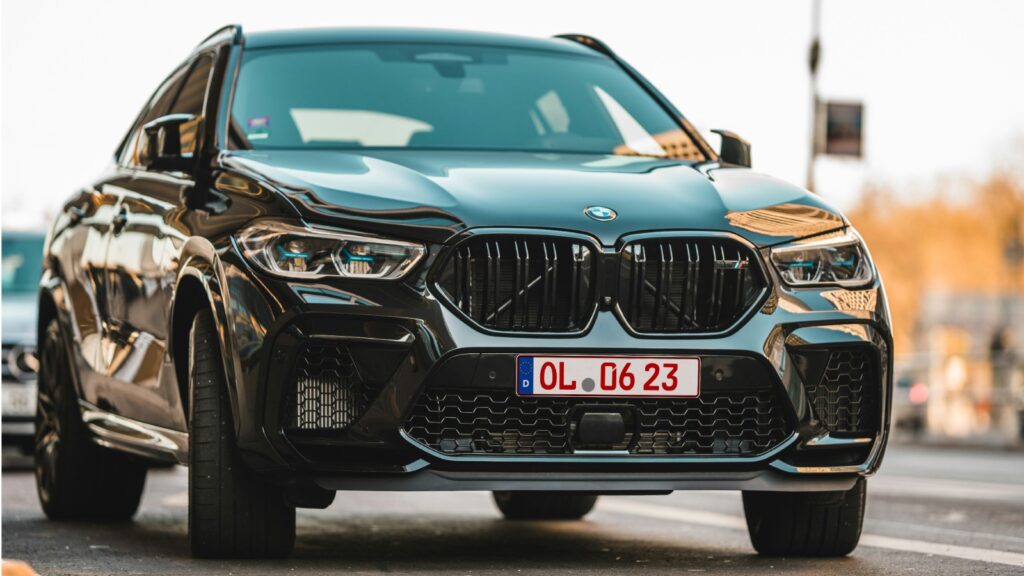 BMW mit roten Nummern in der Frontalansicht.