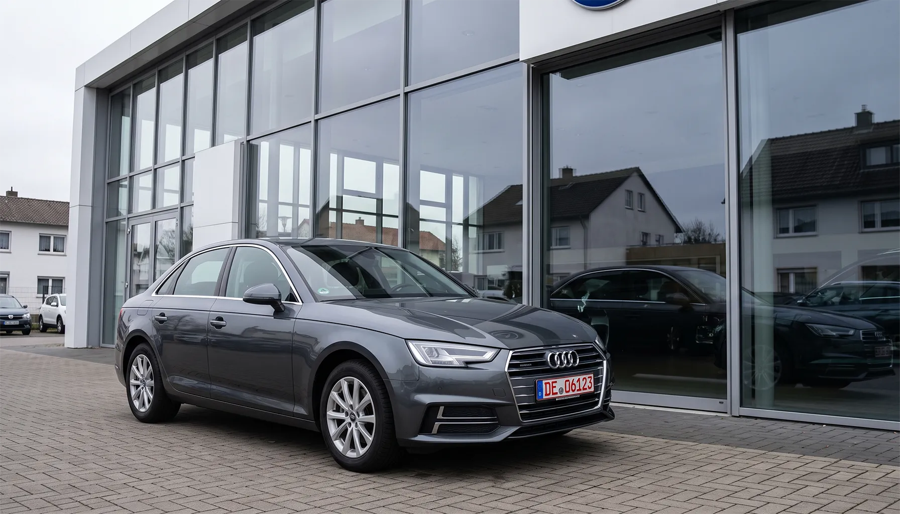 Händlerkennzeichen Versicherung – Kfz-Händler mit rotem Kennzeichen im Autohaus